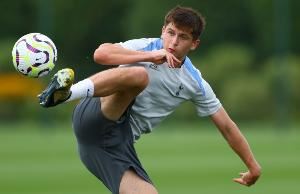 英媒:多特蒙德准备报价摩尔,但热刺希望留下他