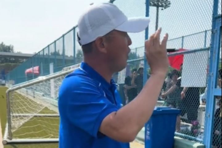 小孩子领背心没说谢谢,孙继海:先做好人然后才是踢球,我想坚持