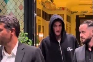 加盟曼联在即!塞斯科与经纪人被拍到离开曼彻斯特的一家餐厅