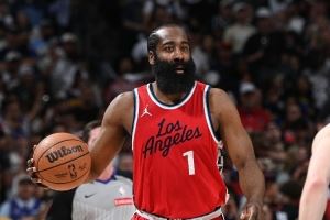 哈登:我不玩2K但很喜欢使命召唤🎮 一玩就8-10个小时