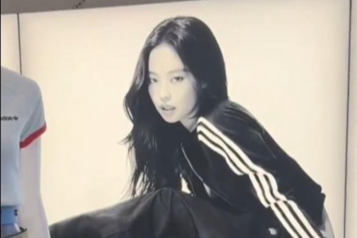 👍好眼光!杰伦威上海探店看见Jennie海报😍回头猛瞅了好几眼