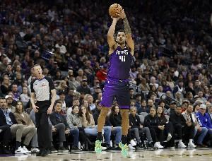 美记:莱尔斯和皇马的合同是1年320万美元 包含NBA跳出条款