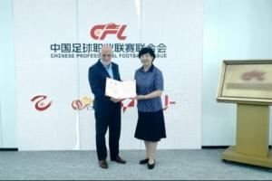中足联与西甲举行会谈,西甲主席特巴斯获颁中足联战略顾问聘书