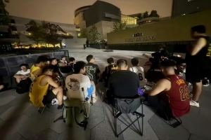 炽热的爱!詹姆斯今日将亮相成都万象城 部分球迷彻夜排队守候