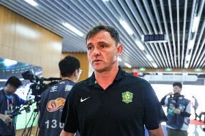 记者:国安明天下午进行适应场地训练,拉米罗、塞鸟出席发布会