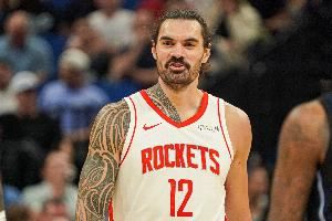  游刃有余！亚当斯首节4分钟2中2贡献4分2板2助 正负值+3