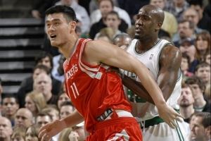  杨毅：姚明有次假装受伤实则回更衣室拉了 但传唱度比不上皮尔斯