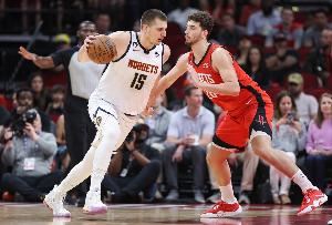  全能中锋！赛季至今200分100板70助攻的球员：约基奇、申京