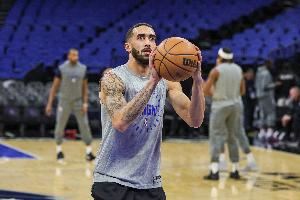  朱芳雨：关注奎因两年了 对他的三分稳定性有些担心 还需比赛检验