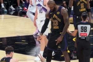 里夫斯投进3+1倒地 詹姆斯数手指卡节奏庆祝后拉起拥抱