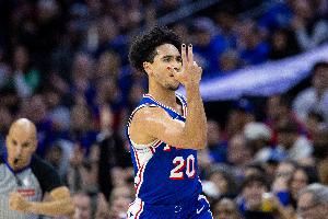  破荒！麦凯恩中投得手兴奋庆祝 拿到自己本赛季首分